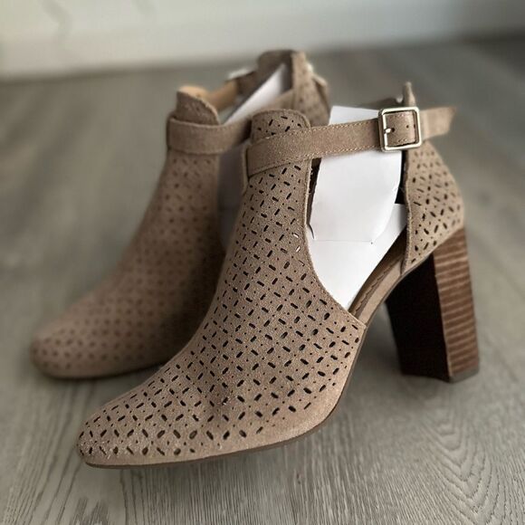 Crown & Ivy Genuine Leather Suede Heels - Picture 1 of 7